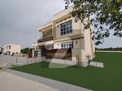 10 Marla Designer House Available For Sale  7.5 Marla construction 2.5 Marla lown