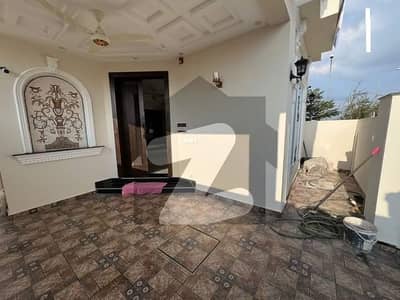 5 MARLA HOUSE BRAND NEW BEAUTIFUL LOCATION AVAILABLE FOR RENT
