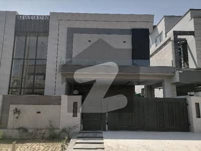 ڈیوائن گارڈنز ۔ بلاک اے ڈیوائن گارڈنز,لاہور میں 6 کمروں کا 14 مرلہ مکان 6.5 کروڑ میں برائے فروخت۔