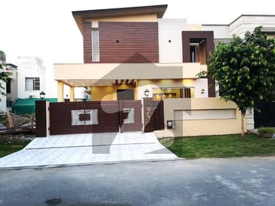 ڈی ایچ اے فیز 7 - بلاک وائے فیز 7,ڈیفنس (ڈی ایچ اے),لاہور میں 4 کمروں کا 10 مرلہ مکان 5.35 کروڑ میں برائے فروخت۔