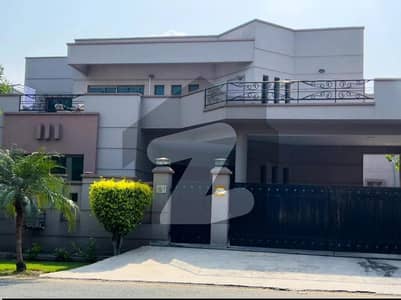 1 KANAL 4 BEDROOMS BIG HOUSE AVAILABLE FOR SALE