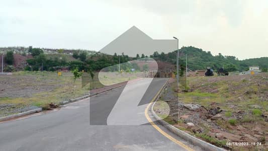 MOST IDEAL PLOT WITH POSSESSION ON MARKET BEST RATE NEAR TO PARK