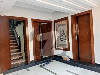 بحریہ ٹاؤن فیز 7 بحریہ ٹاؤن راولپنڈی,راولپنڈی میں 5 کمروں کا 10 مرلہ مکان 1.3 لاکھ میں کرایہ پر دستیاب ہے۔