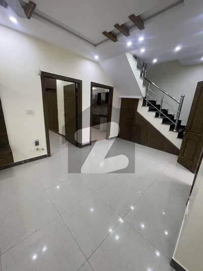 بحریہ ٹاؤن فیز 8 بحریہ ٹاؤن راولپنڈی,راولپنڈی میں 3 کمروں کا 5 مرلہ مکان 1.85 کروڑ میں برائے فروخت۔