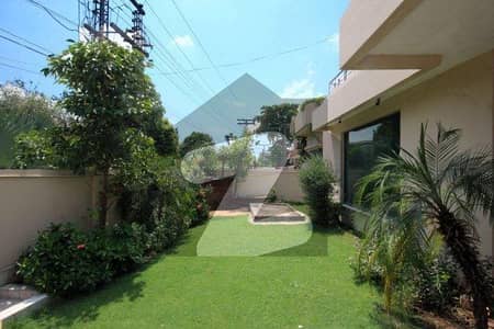 In Model Town 6 Kanal House For Sale With Good Front