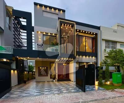 10 Marla Designer Solid House with Gas Meter Near To Park, Market