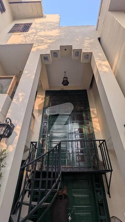 10 Marla House for rent in Gulberg, near Gym Khana available for rent