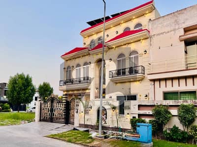 سٹی ہاؤسنگ سوسائٹی گوجرانوالہ میں 6 کمروں کا 10 مرلہ مکان 4.5 کروڑ میں برائے فروخت۔