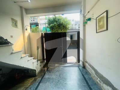 علی پارک کینٹ,لاہور میں 3 کمروں کا 3 مرلہ مکان 50.0 ہزار میں کرایہ پر دستیاب ہے۔