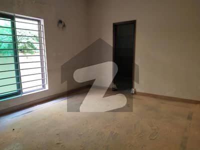 ڈی ایچ اے فیز 4 - بلاک ایفایف فیز 4,ڈیفنس (ڈی ایچ اے),لاہور میں 3 کمروں کا 1 کنال زیریں پورشن 1.45 لاکھ میں کرایہ پر دستیاب ہے۔