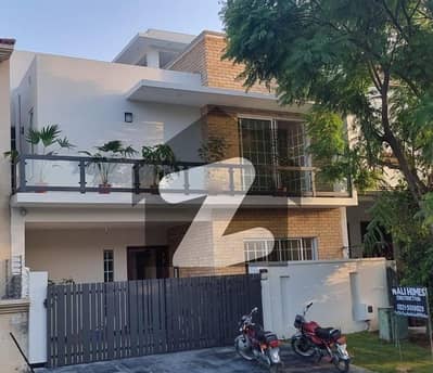 ڈی ۔ 12 اسلام آباد میں 5 کمروں کا 8 مرلہ مکان 10.0 کروڑ میں برائے فروخت۔