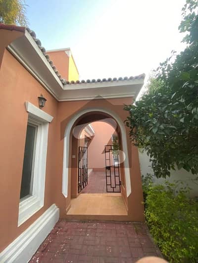 عمارکینیان ویوز اسلام آباد میں 5 کمروں کا 1 کنال مکان 8.0 کروڑ میں برائے فروخت۔