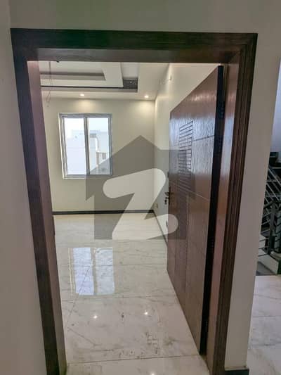 ڈی ایچ اے فیز 8 ڈی ایچ اے ڈیفینس,کراچی میں 4 کمروں کا 5 مرلہ مکان 2.65 لاکھ میں کرایہ پر دستیاب ہے۔