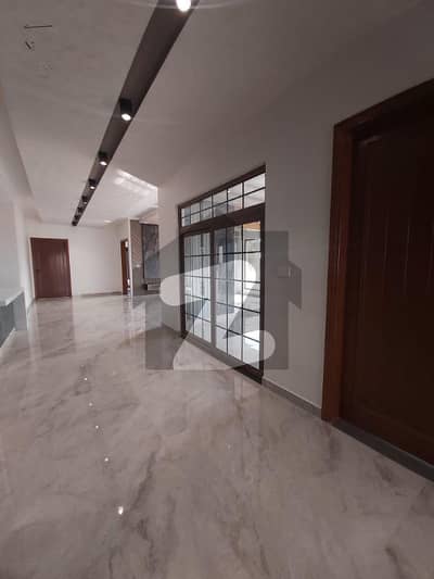 500sq yd Luxury Villa FOR SALE. 2km from Entrance of BTK. 6 Bed DDL 2 Kitchens