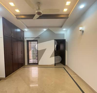1 Kanal Upper Portion 3master Bedroom With Attached Bath Lounge Kitchen Storage Dying Separate Entrance Gas Available