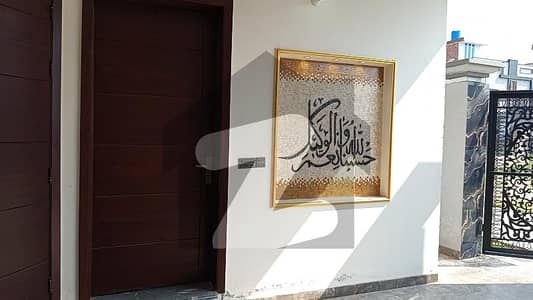 فور سِیزن ہاؤسنگ فیصل آباد میں 5 مرلہ Studio مکان 2.77 کروڑ میں برائے فروخت۔