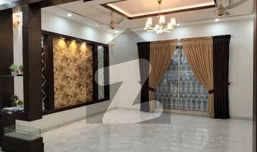 بحریہ ٹاؤن سیکٹر ای بحریہ ٹاؤن,لاہور میں 5 کمروں کا 10 مرلہ مکان 3.3 کروڑ میں برائے فروخت۔