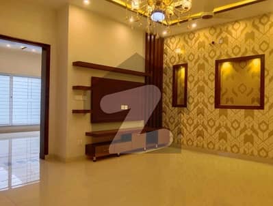 بحریہ ٹاؤن سیکٹر ای بحریہ ٹاؤن,لاہور میں 5 کمروں کا 10 مرلہ مکان 3.5 کروڑ میں برائے فروخت۔