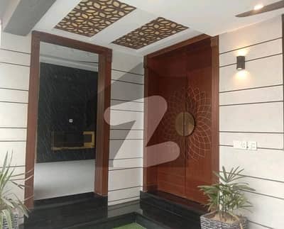 بحریہ ٹاؤن سیکٹر ای بحریہ ٹاؤن,لاہور میں 5 کمروں کا 10 مرلہ مکان 3.5 کروڑ میں برائے فروخت۔