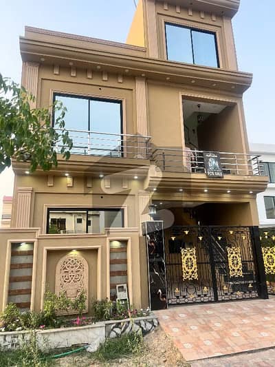 خیابانِ ظفر لاہور میں 7 کمروں کا 5 مرلہ مکان 2.45 کروڑ میں برائے فروخت۔