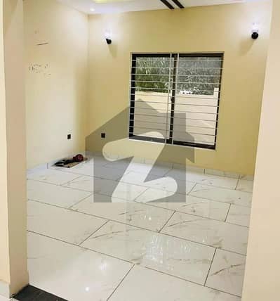 125sq Yd 3 Bedrooms Luxury Villa Is Available FOR RENT. 8km From Entrance Of BTK. 3 Bed DDL 1 Kitchen