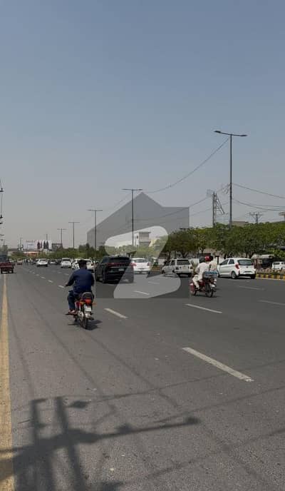 پائن ایونیو لاہور میں 1 کنال کمرشل پلاٹ 16.5 کروڑ میں برائے فروخت۔