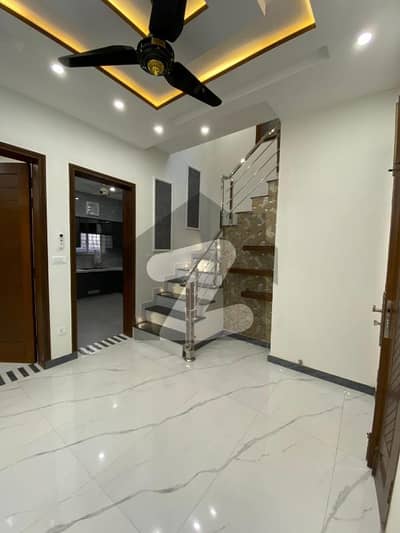 Elegant 5 Bedroom Luxury House with Modern Amenities in Bahria Town Lahore