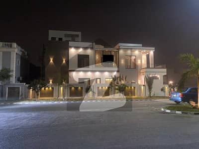 لیک سٹی رائیونڈ روڈ,لاہور میں 5 کمروں کا 11 مرلہ مکان 6.25 کروڑ میں برائے فروخت۔