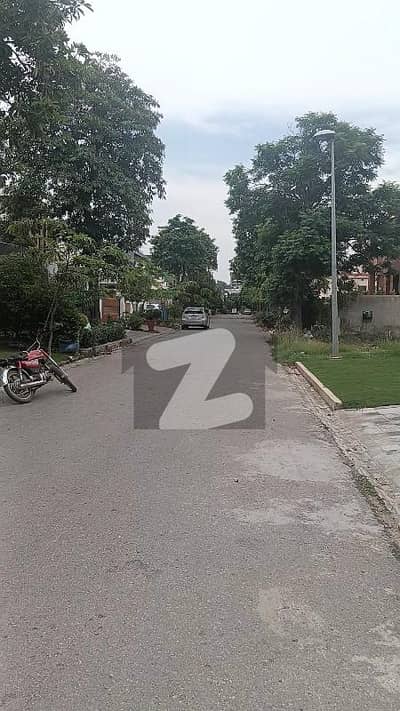ڈی ایچ اے فیز 1 - سیکٹر ای ڈی ایچ اے ڈیفینس فیز 1,ڈی ایچ اے ڈیفینس,اسلام آباد میں 1 کنال رہائشی پلاٹ 3.4 کروڑ میں برائے فروخت۔