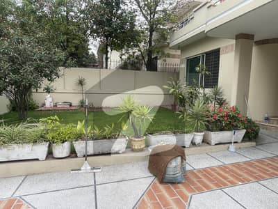ایف ۔ 7 اسلام آباد میں 4 کمروں کا 1 کنال مکان 4.2 لاکھ میں کرایہ پر دستیاب ہے۔