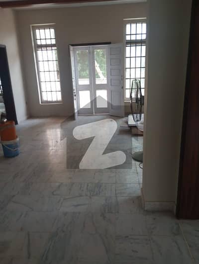 گلبرگ لاہور میں 5 مرلہ Studio دفتر 1.4 لاکھ میں کرایہ پر دستیاب ہے۔