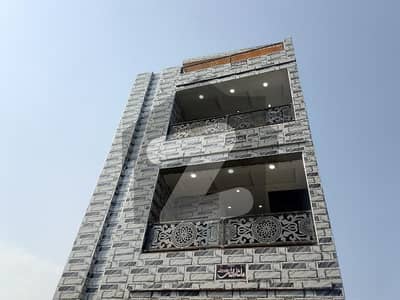 HOUSE FOR RENT TRIPLE STOREY