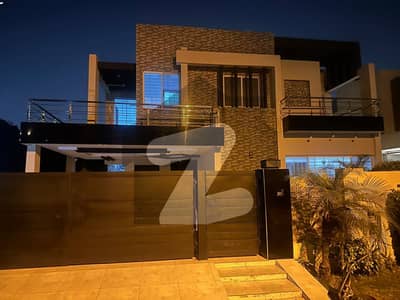 ڈی ایچ اے فیز 5 - بلاک ایل فیز 5,ڈیفنس (ڈی ایچ اے),لاہور میں 5 کمروں کا 1 کنال مکان 10.5 کروڑ میں برائے فروخت۔