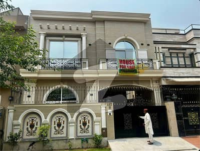 6 MARLA ELEGANT AND FULLY MAINTAINED SUPER HOT LOCATED BUNGALOW IS AVAILABLE IN THE BEST BLOCK OF DHA LAHORE | SUI GAS METER INSTALLED | SERVANT QUARTAR