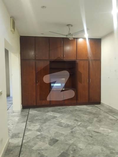 واپڈا ٹاؤن لاہور میں 7 کمروں کا 1 کنال مکان 2.2 لاکھ میں کرایہ پر دستیاب ہے۔