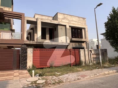 بحریہ آرچرڈ لاہور میں 5 کمروں کا 10 مرلہ مکان 2.35 کروڑ میں برائے فروخت۔