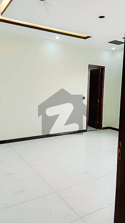 400 Yards Ground Floor 3 Bed Drawing Lounge American Kitchen Sept Gate parking Tile Flooring