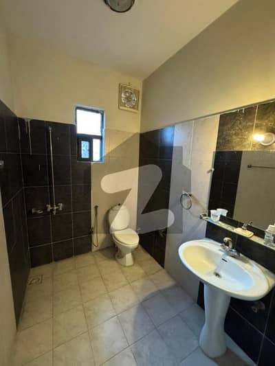 2 bed upper portion available for rent in lalazar Tulsa road near PSO pump prime location