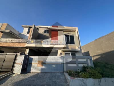 ایم پی سی ایچ ایس ۔ بلاک ایف ایم پی سی ایچ ایس ۔ ملٹی گارڈنز,بی ۔ 17,اسلام آباد میں 4 کمروں کا 8 مرلہ مکان 3.2 کروڑ میں برائے فروخت۔