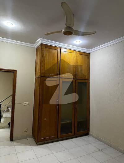 ڈی ایچ اے فیز 5 ڈیفنس (ڈی ایچ اے),لاہور میں 4 کمروں کا 10 مرلہ مکان 1.5 لاکھ میں کرایہ پر دستیاب ہے۔