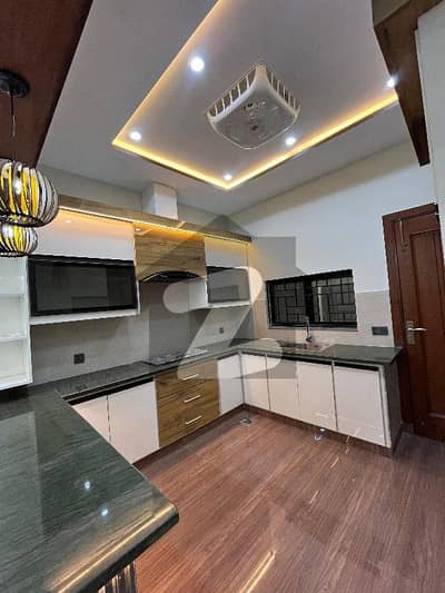 ٹاپ سٹی 1 اسلام آباد میں 6 کمروں کا 10 مرلہ مکان 4.4 کروڑ میں برائے فروخت۔