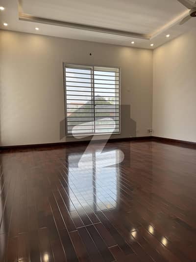 BEAUTIFULLY MAINTAINED UPPER PORTION AVAILABLE FOR RENT