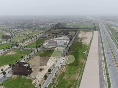 خیابانِ ظفر لاہور میں 8 مرلہ رہائشی پلاٹ 1.3 کروڑ میں برائے فروخت۔