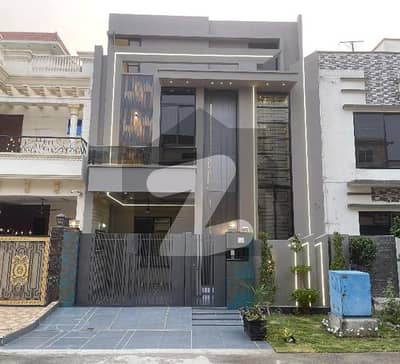 سٹی ہاؤسنگ سوسائٹی گوجرانوالہ میں 4 کمروں کا 5 مرلہ مکان 2.6 کروڑ میں برائے فروخت۔
