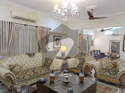 ڈی ایچ اے فیز 8 ڈی ایچ اے ڈیفینس,کراچی میں 5 کمروں کا 1 کنال مکان 19.0 کروڑ میں برائے فروخت۔