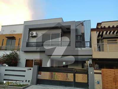 بحریہ ٹاؤن فیز 7 بحریہ ٹاؤن راولپنڈی,راولپنڈی میں 5 کمروں کا 10 مرلہ مکان 4.25 کروڑ میں برائے فروخت۔