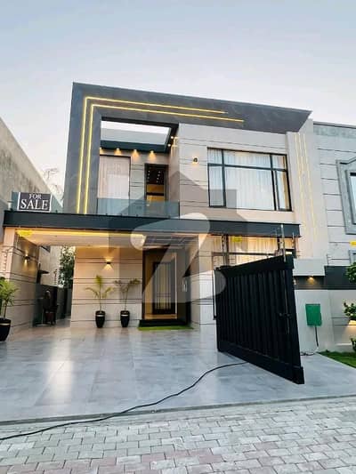 بحریہ ٹاؤن لاہور میں 5 کمروں کا 10 مرلہ مکان 3.95 کروڑ میں برائے فروخت۔