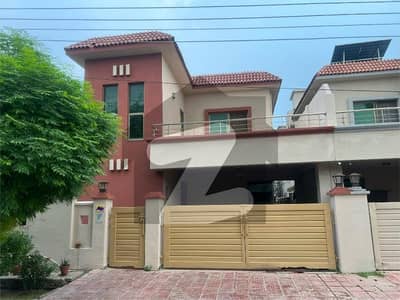 10 MARLA 4 BEDROOMS SD HOUSE AVAILABLE FOR RENT