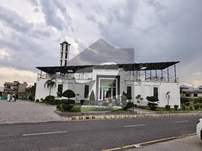 Ideal Location, 1 kanal Boulevard plot Close to Mosque, mart and park for sale.