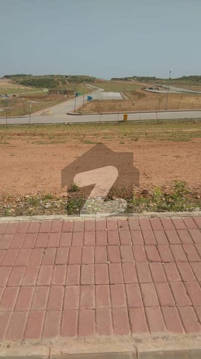 HEIGHTED PLOT NEAR PARK 10 MARLA FOR SALE